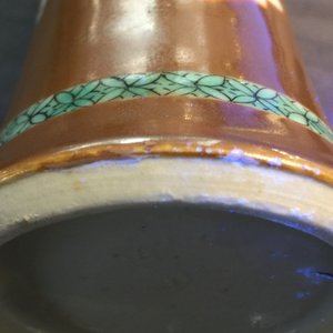 Une garniture de cinq vases en porcelaine de Chine famille rose sur fond brun capucin, Qianlong — photo 7