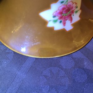 Une garniture de cinq vases en porcelaine de Chine famille rose sur fond brun capucin, Qianlong — photo 8