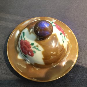 Une garniture de cinq vases en porcelaine de Chine famille rose sur fond brun capucin, Qianlong — photo 9