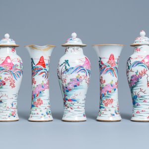 Une garniture de cinq vases en porcelaine de Chine famille rose, Yongzheng — photo 3