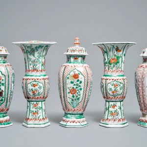 Une garniture de cinq vases en porcelaine de Chine famille verte, Kangxi — photo 1