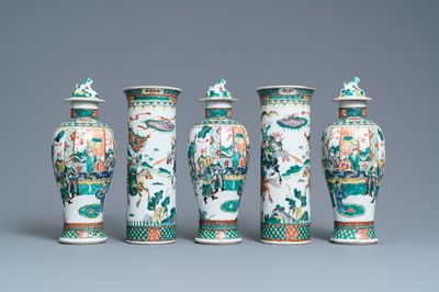 Une garniture de cinq vases en porcelaine de Chine famille verte, marque de Kangxi, 19ème