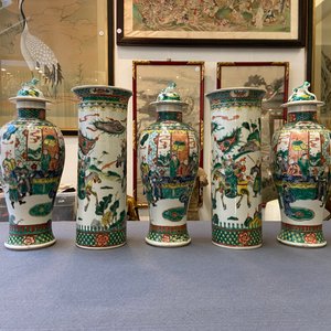 Une garniture de cinq vases en porcelaine de Chine famille verte, marque de Kangxi, 19ème — photo 14