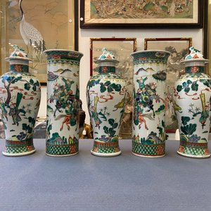 Une garniture de cinq vases en porcelaine de Chine famille verte, marque de Kangxi, 19ème — photo 16