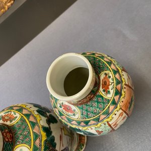 Une garniture de cinq vases en porcelaine de Chine famille verte, marque de Kangxi, 19ème — photo 23
