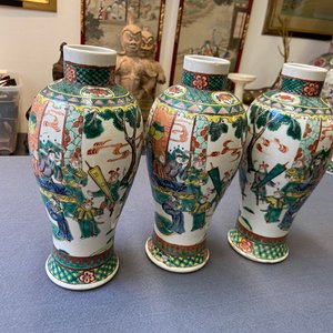Une garniture de cinq vases en porcelaine de Chine famille verte, marque de Kangxi, 19ème — photo 28