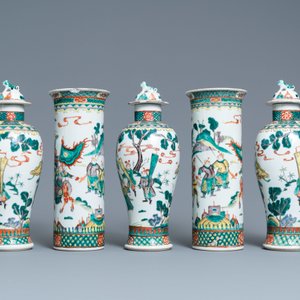 Une garniture de cinq vases en porcelaine de Chine famille verte, marque de Kangxi, 19ème — photo 4