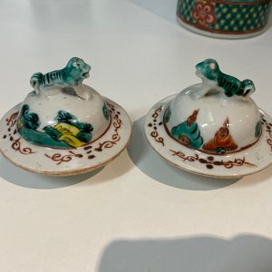Une garniture de cinq vases en porcelaine de Chine famille verte, marque de Kangxi, 19ème — photo 41