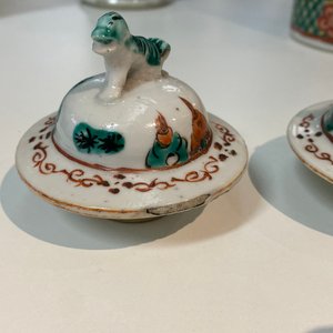 Une garniture de cinq vases en porcelaine de Chine famille verte, marque de Kangxi, 19ème — photo 42