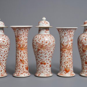Une garniture de cinq vases en porcelaine de Chine 'lait et sang', Kangxi — photo 2