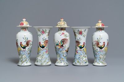 Une garniture de cinq vases en porcelaine de style famille rose, Samson, Paris, 19ème
