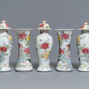 Une garniture de cinq vases en porcelaine de style famille rose, Samson, Paris, 19ème — photo 2