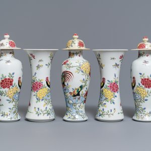 Une garniture de cinq vases en porcelaine de style famille rose, Samson, Paris, 19ème — photo 4
