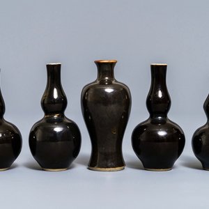 Une garniture de cinq vases miniatures en porcelaine de Chine noire monochrome, Kangxi — photo 1