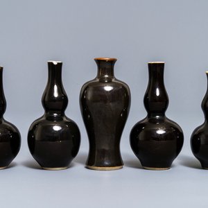 Une garniture de cinq vases miniatures en porcelaine de Chine noire monochrome, Kangxi — photo 3