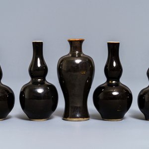 Une garniture de cinq vases miniatures en porcelaine de Chine noire monochrome, Kangxi — photo 4