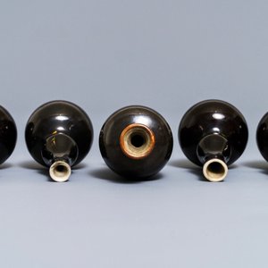 Une garniture de cinq vases miniatures en porcelaine de Chine noire monochrome, Kangxi — photo 5