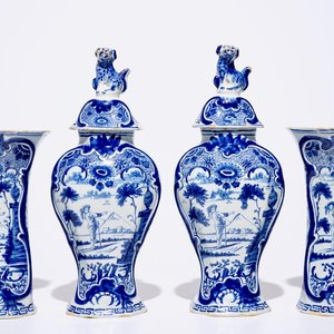 Une garniture de quatre vases en faïence de Delft bleu et blanc, 2ème moitié du 18ème — photo 1
