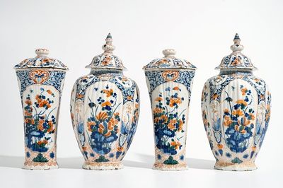 Une garniture de quatre vases en faïence de Delft en palette cachemire, 1ère moitié du 18ème