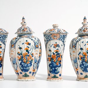 Une garniture de quatre vases en faïence de Delft en palette cachemire, 1ère moitié du 18ème — photo 3