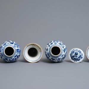 Une garniture de quatre vases en porcelaine de Chine bleu et blanc, Kangxi — photo 5