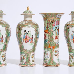 Une garniture de quatre vases en porcelaine de Chine famille rose de Canton, 19ème — photo 2