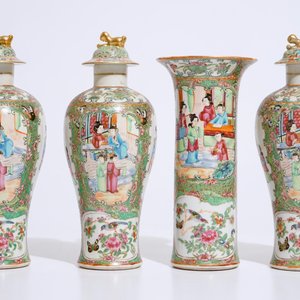 Une garniture de quatre vases en porcelaine de Chine famille rose de Canton, 19ème — photo 3