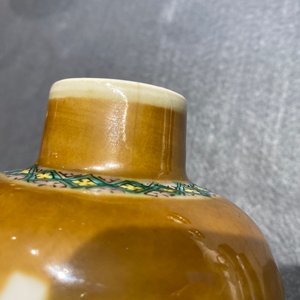 Une garniture de quatre vases en porcelaine de Chine famille verte à fond brun capucin, 19ème — photo 11