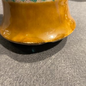 Une garniture de quatre vases en porcelaine de Chine famille verte à fond brun capucin, 19ème — photo 18