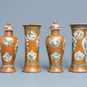 Une garniture de quatre vases en porcelaine de Chine famille verte à fond brun capucin, 19ème — photo 2