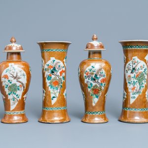 Une garniture de quatre vases en porcelaine de Chine famille verte à fond brun capucin, 19ème — photo 3