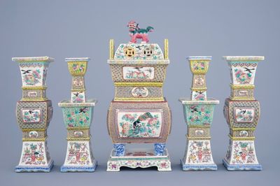 Une garniture de temple de 5 pièces en porcelaine de Chine famille rose, 19ème