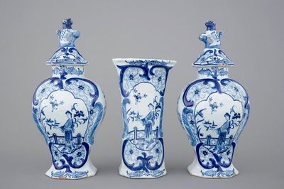Une garniture de trois pièces en faïence de Delft, 19ème siècle