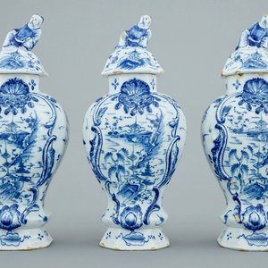Une garniture de trois pièces en faïence de Delft à décor de paysages chinois, 18ème — photo 1