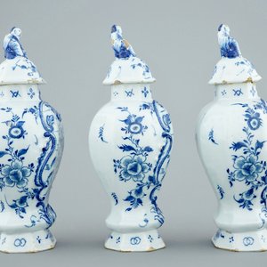 Une garniture de trois pièces en faïence de Delft à décor de paysages chinois, 18ème — photo 2