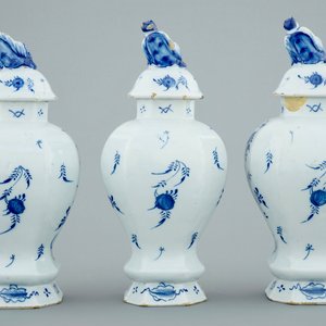 Une garniture de trois pièces en faïence de Delft à décor de paysages chinois, 18ème — photo 3