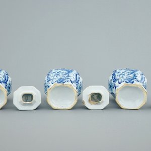 Une garniture de trois pièces en faïence de Delft à décor de paysages chinois, 18ème — photo 5