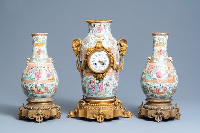Une garniture de trois pièces en porcelaine de Chine famille rose de Canton montée en pendule en bronze doré, 19ème