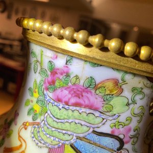 Une garniture de trois pièces en porcelaine de Chine famille rose de Canton montée en pendule en bronze doré, 19ème — photo 15