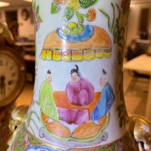 Une garniture de trois pièces en porcelaine de Chine famille rose de Canton montée en pendule en bronze doré, 19ème — photo 8