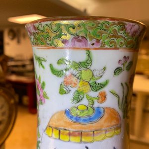 Une garniture de trois pièces en porcelaine de Chine famille rose de Canton montée en pendule en bronze doré, 19ème — photo 9