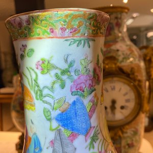 Une garniture de trois pièces en porcelaine de Chine famille rose de Canton montée en pendule en bronze doré, 19ème — photo 10