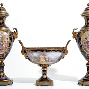 Une garniture de trois pièces en porcelaine de Sèvres, France, 19ème — photo 1