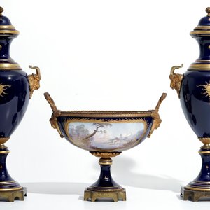 Une garniture de trois pièces en porcelaine de Sèvres, France, 19ème — photo 3