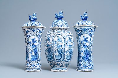 Une garniture de trois vases couverts en faïence de Delft en bleu et blanc, 18ème