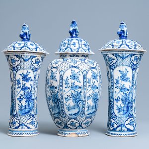 Une garniture de trois vases couverts en faïence de Delft en bleu et blanc, 18ème — photo 4