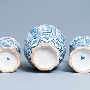Une garniture de trois vases couverts en faïence de Delft en bleu et blanc, 18ème — photo 6