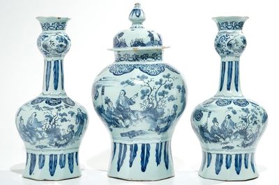 Une garniture de trois vases en faïence de Delft bleu et blanc à décor chinoiserie, 2ème moitié du 17ème