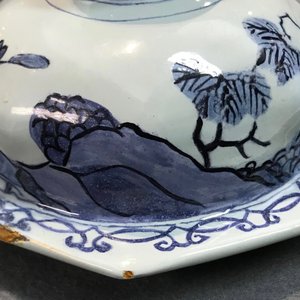 Une garniture de trois vases en faïence de Delft bleu et blanc à décor chinoiserie, 2ème moitié du 17ème — photo 11