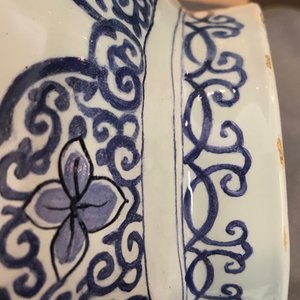 Une garniture de trois vases en faïence de Delft bleu et blanc à décor chinoiserie, 2ème moitié du 17ème — photo 13